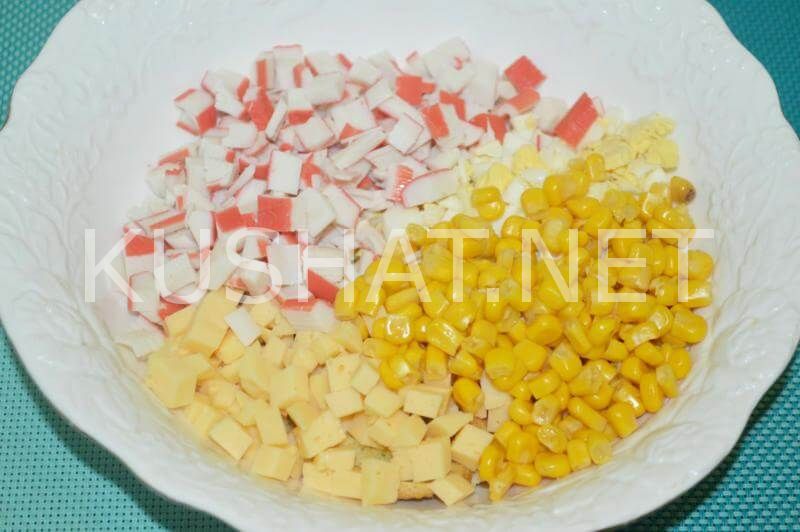 6_салат с крабовыми палочками, сухариками и кукурузой