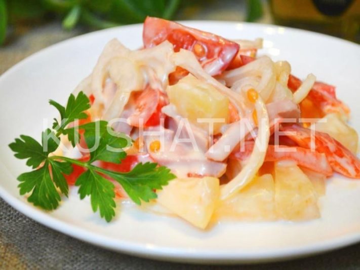 11_салат с ананасами, помидорами и колбасой