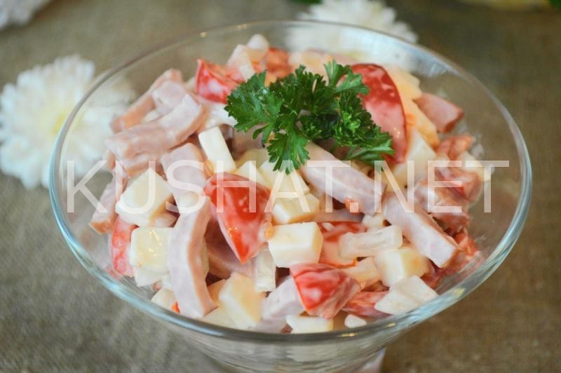 10_салат с ветчиной, маринованным луком, сыром и помидорами