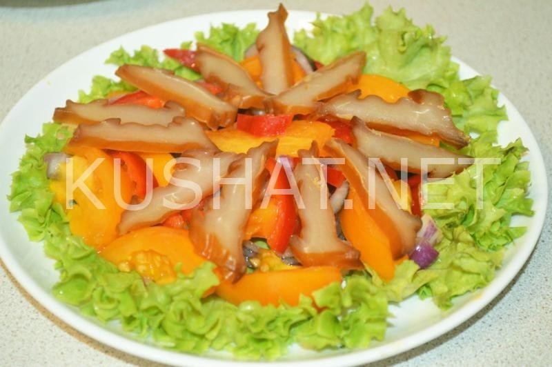 11_салат с копченым кальмаром, помидорами и перепелиными яйцами