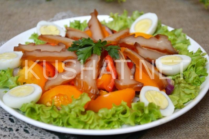 12_салат с копченым кальмаром, помидорами и перепелиными яйцами