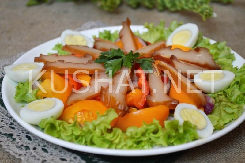 13_салат с копченым кальмаром, помидорами и перепелиными яйцами