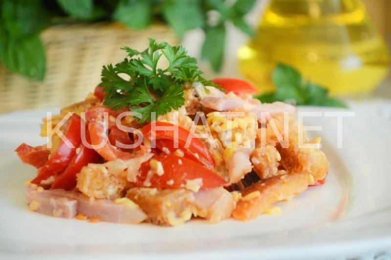 16_салат с ветчиной, сухариками, сыром и помидорами