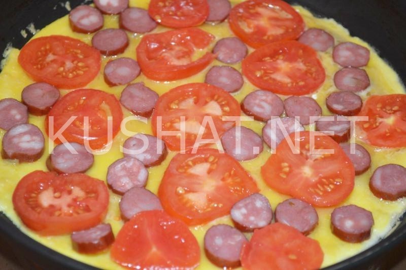 7_омлет с колбасой и помидорами