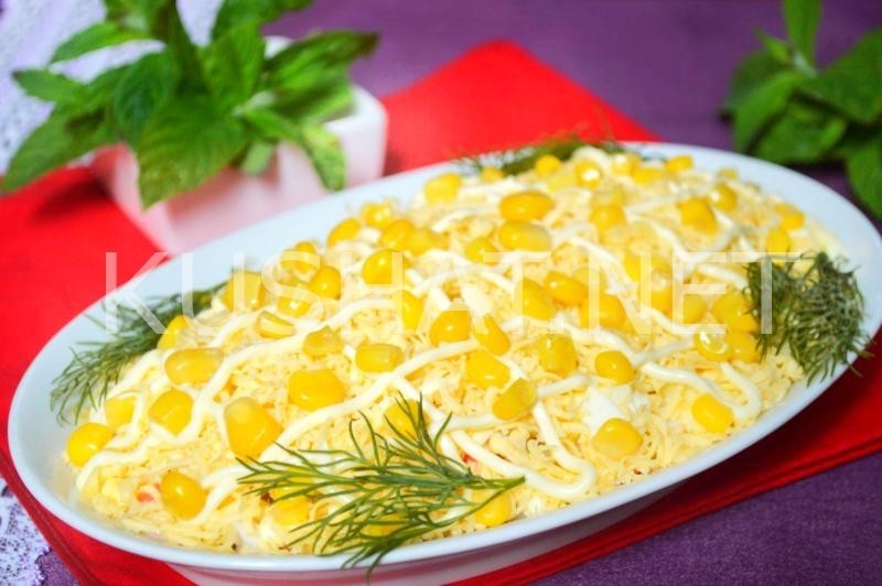 11_слоеный салат с тунцом, крабовыми палочками и кукурузой