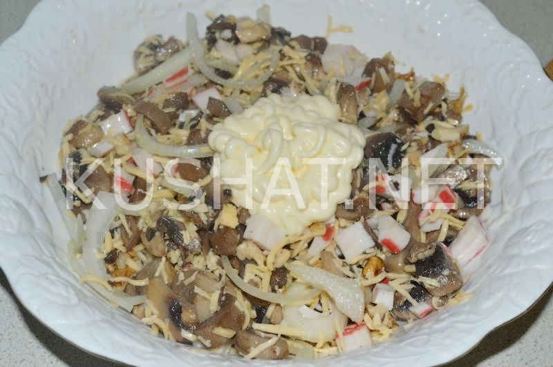 10_салат с крабовыми палочками, грибами, сыром и орехами