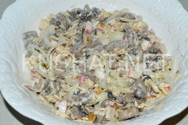 11_салат с крабовыми палочками, грибами, сыром и орехами