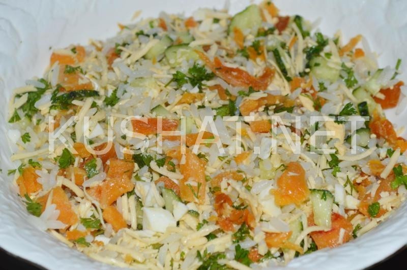 12_салат с копченой семгой, рисом и огурцами