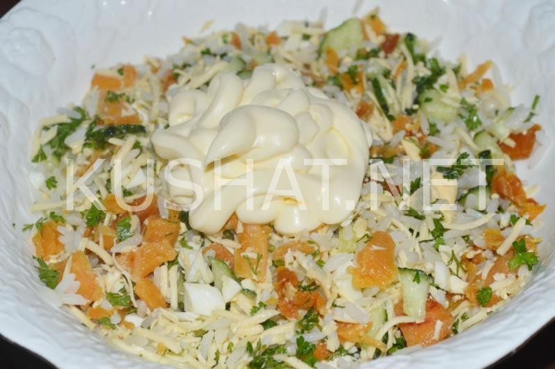 13_салат с копченой семгой, рисом и огурцами