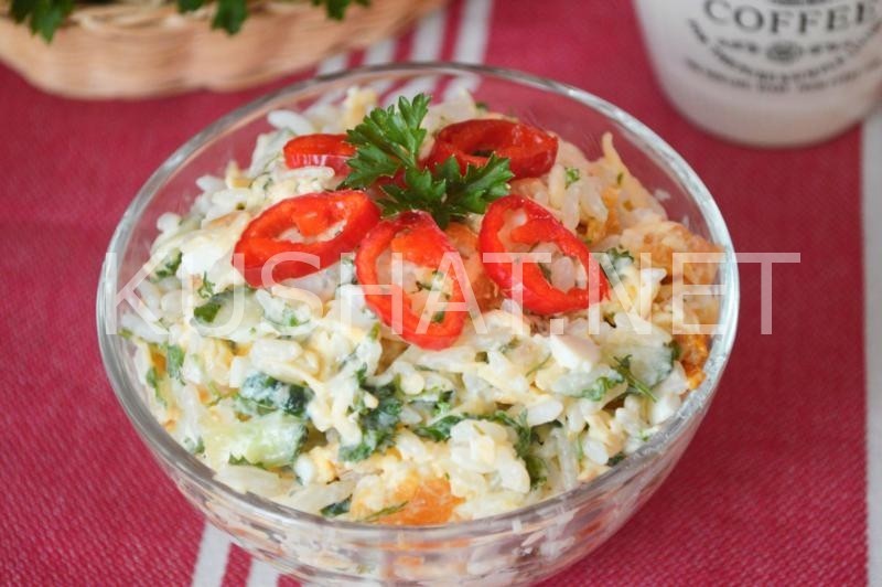 17_салат с копченой семгой, рисом и огурцами