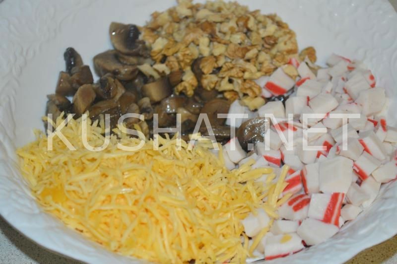 6_салат с крабовыми палочками, грибами, сыром и орехами