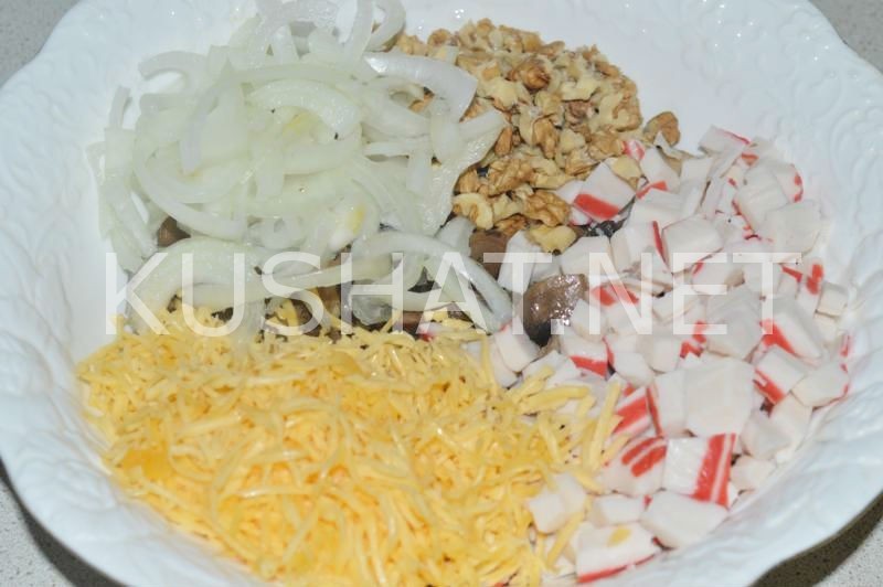 8_салат с крабовыми палочками, грибами, сыром и орехами