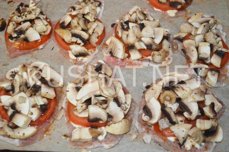 Мясо по-французски с грибами, помидорами и сыром