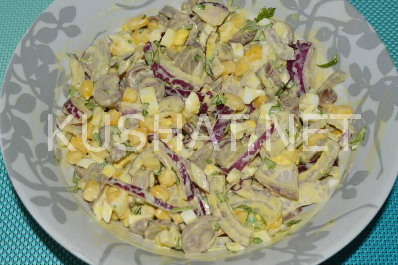 11_салат из куриных сердечек с маринованным луком и кукурузой