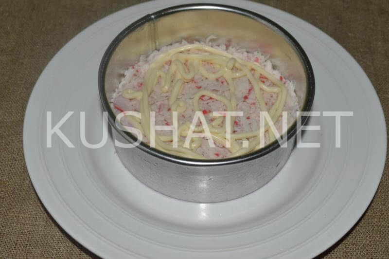 6_слоеный салат с крабовыми палочками, сыром и орехами