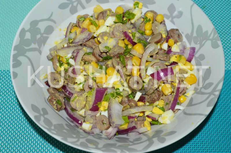 9_салат из куриных сердечек с маринованным луком и кукурузой
