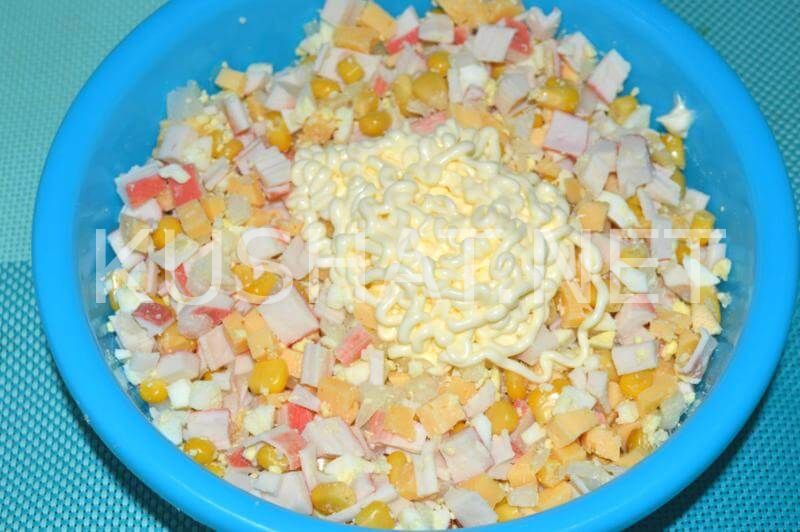 8_салат с крабовыми палочками сыром и кукурузой