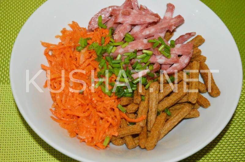 5_салат с корейской морковью, сухариками и колбасой