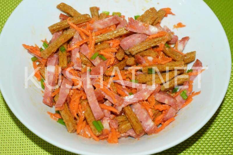 6_салат с корейской морковью, сухариками и колбасой