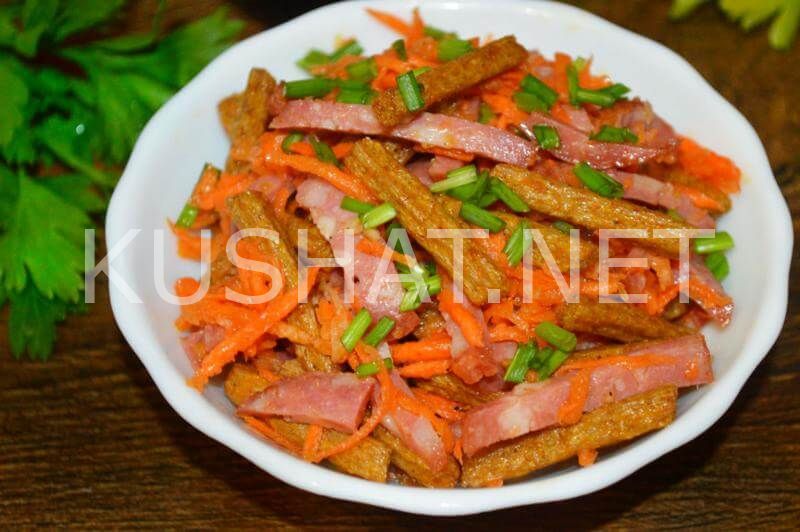 8_салат с корейской морковью, сухариками и колбасой