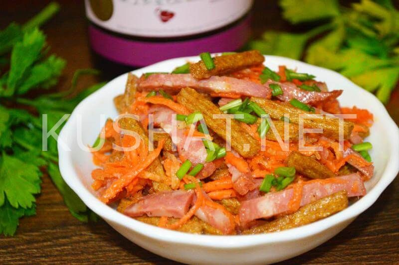 9_салат с корейской морковью, сухариками и колбасой
