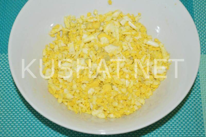 1_салат из печени трески с яйцом, огурцом и кукурузой
