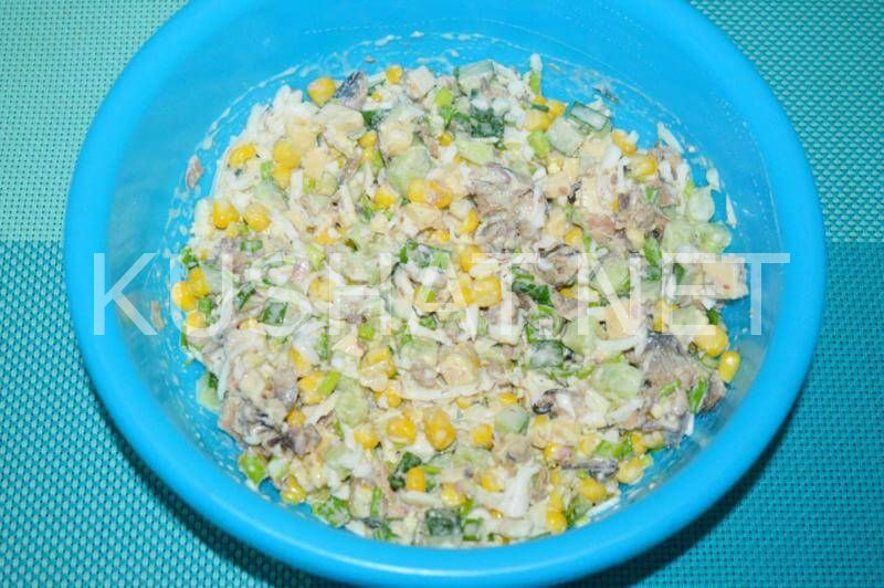 8_салат со шпротами, кукурузой и огурцом