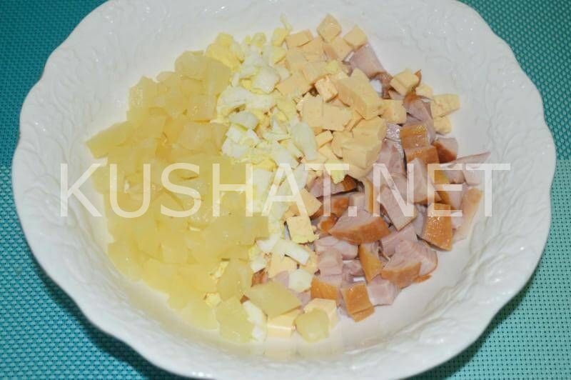 6_салат с копченой курицей, сыром и ананасами