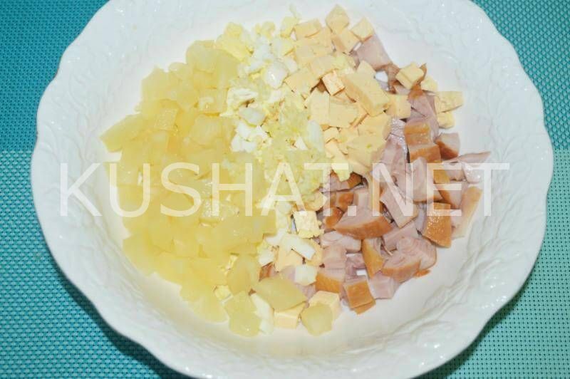 8_салат с копченой курицей, сыром и ананасами