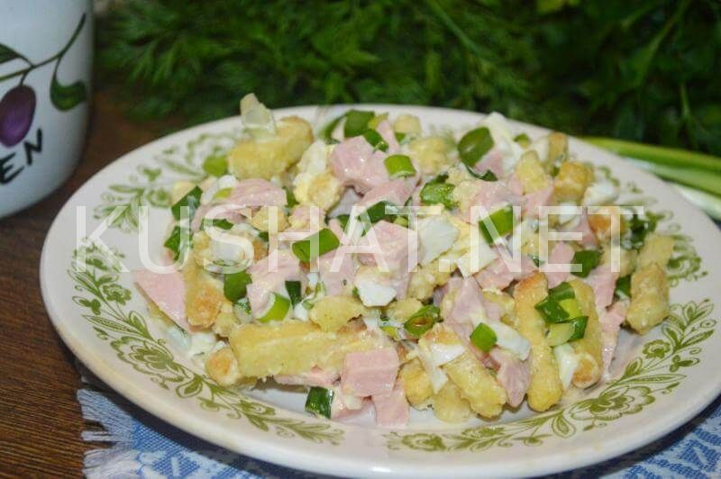 10_салат с сухариками, колбасой и яйцом