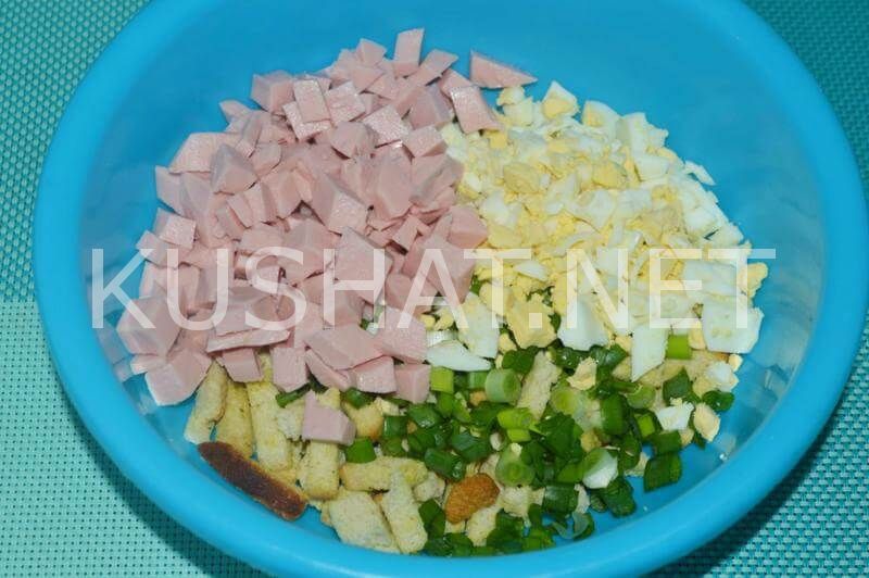 5_салат с сухариками, колбасой и яйцом
