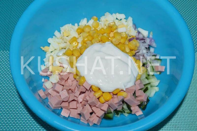 7_салат с кукурузой, колбасой и огурцом