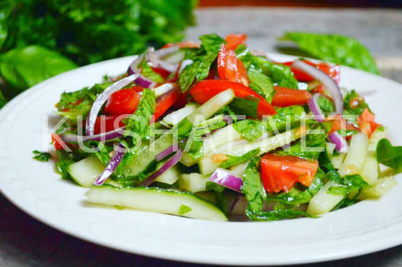 _салат со шпинатом, помидорами и огурцами