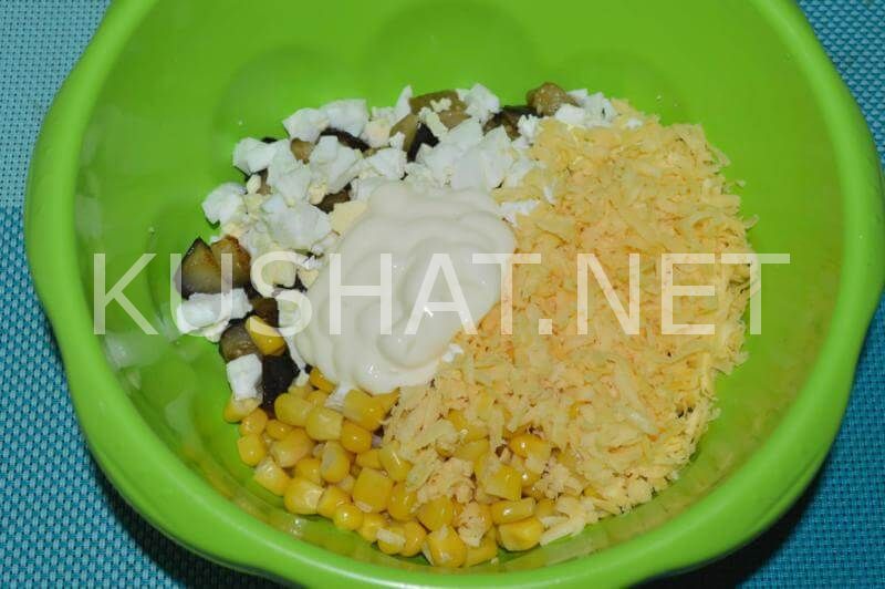 8_салат с баклажанами, сыром и кукурузой