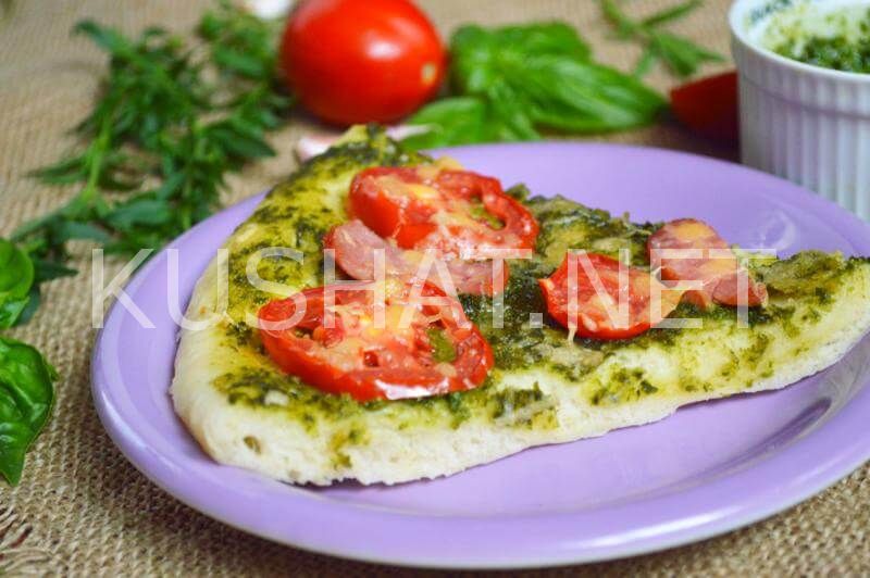 11_пицца с соусом песто, ветчиной и помидорами