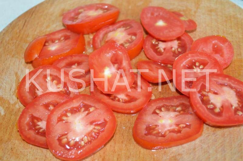 2_пицца с соусом песто, ветчиной и помидорами