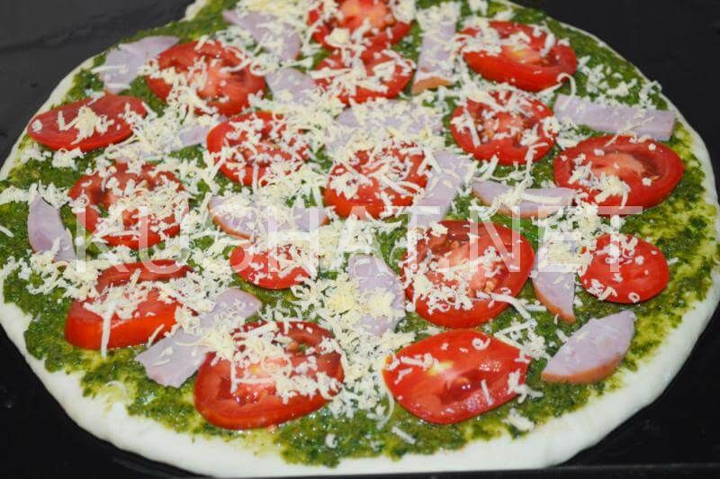 7_пицца с соусом песто, ветчиной и помидорами