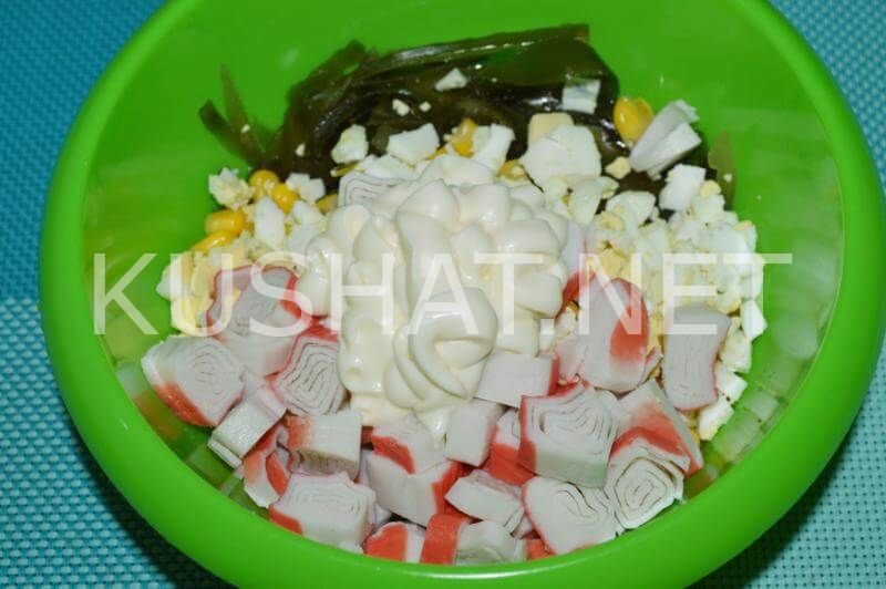 6_салат с морской капустой, крабовыми палочками и кукурузой