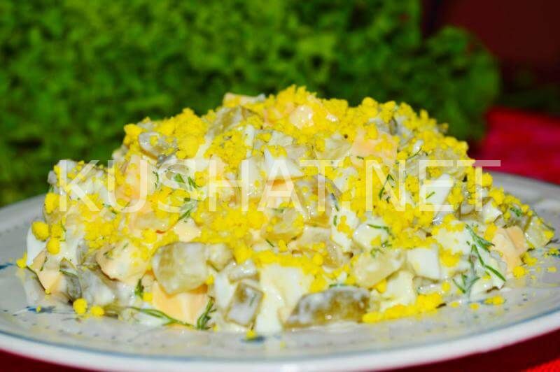 9_салат с солеными огурцами, сыром и яйцом
