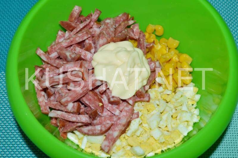 6_салат с кукурузой, сухариками и колбасой