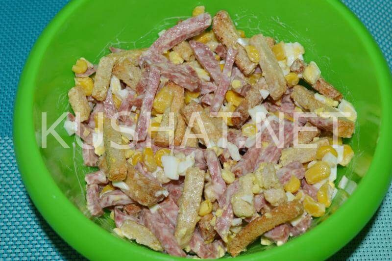 7_салат с кукурузой, сухариками и колбасой