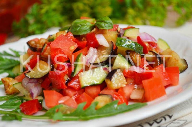 14_салат с баклажанами, огурцами и помидорами