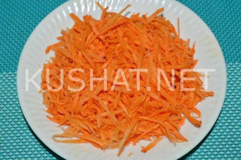 Салат Карусель с корейской морковью и гренками и Салат Карусель с корейской морковью. Классический рецепт с копченой курицей, гренками, ветчиной