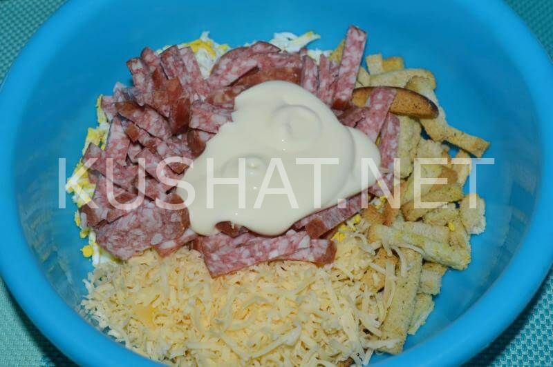 7_салат с колбасой, сыром и сухариками