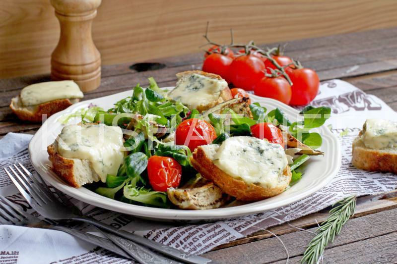 9_салат с баклажанами, гренками и сыром дор блю
